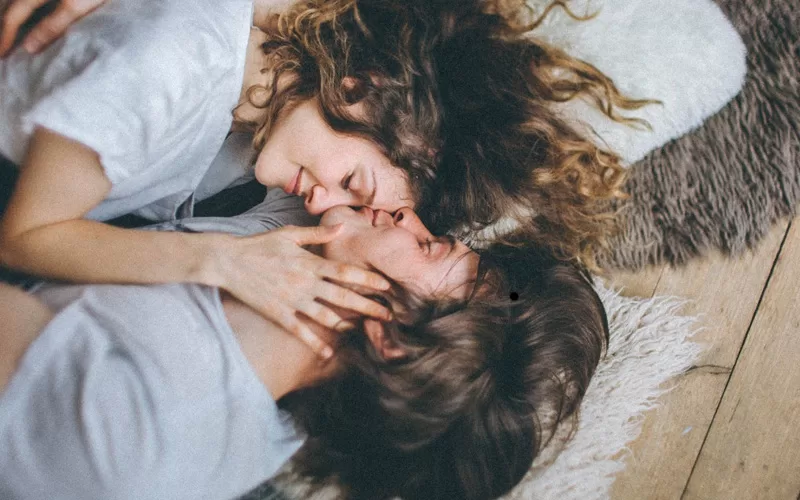 Mơ thấy người quen đánh con gì